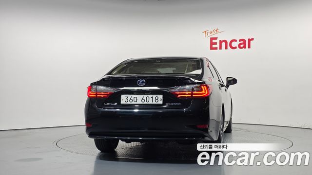 Lexus ES300h Supreme XV60 2018 — фото 4