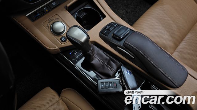 Lexus ES300h Supreme XV60 2018 — фото 9