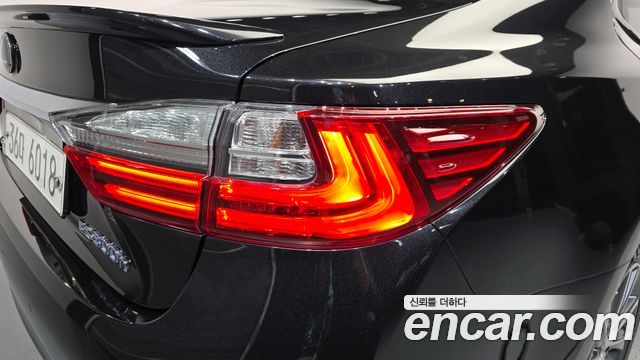Lexus ES300h Supreme XV60 2018 — фото 23
