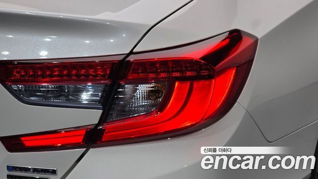 Honda Accord (X) 2.0 Hybrid Touring 2019 — фото 23