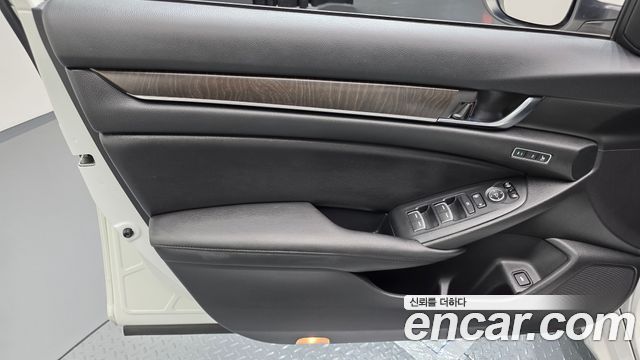 Honda Accord (X) 2.0 Hybrid Touring 2019 — фото 24