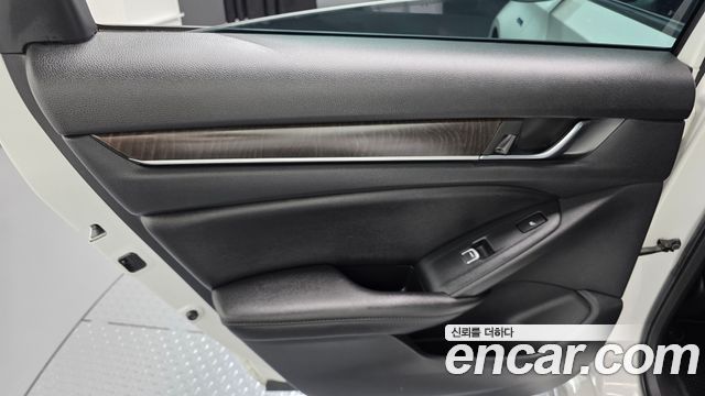 Honda Accord (X) 2.0 Hybrid Touring 2019 — фото 25
