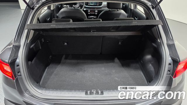 Kia Stonic 1.4 Prestige 2019 — фото 32