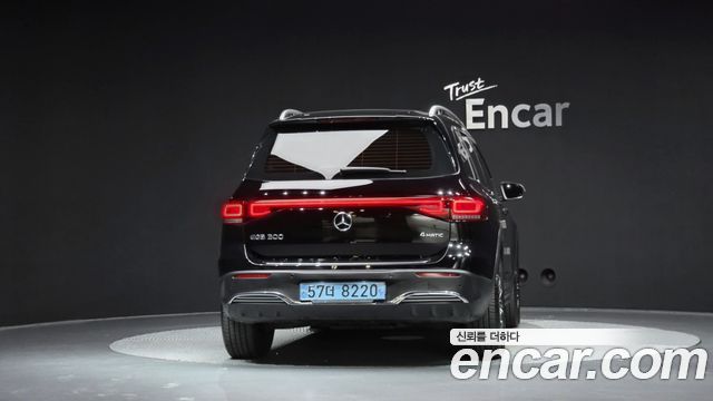 Mercedes-Benz EQB (X243) EQB300 4MATIC AMG Line 2023 — фото 4