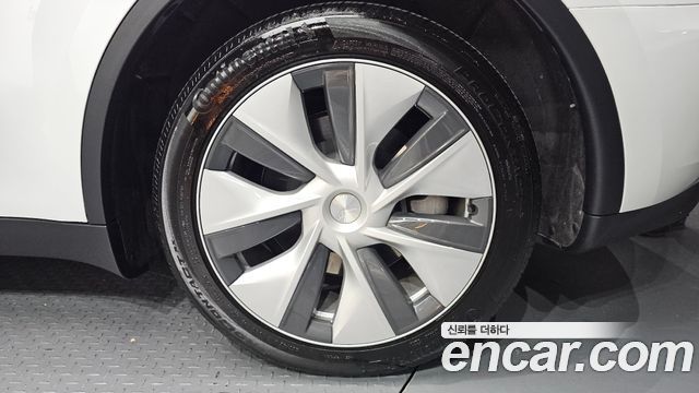 Tesla Model Y Long Range AWD 2023 — фото 27