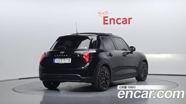 MINI Cooper S (IV) 5 Door Favoured 2025 — фото 2