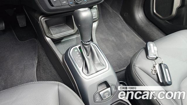 Jeep Renegade 1.3 Limited 2023 — фото 9