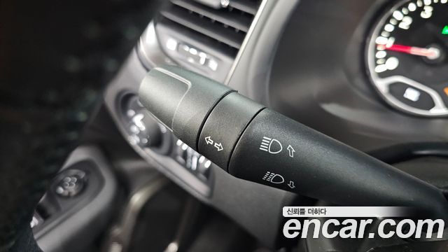 Jeep Renegade 1.3 Limited 2023 — фото 17