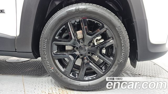 Jeep Renegade 1.3 Limited 2023 — фото 21