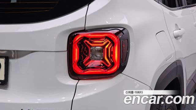 Jeep Renegade 1.3 Limited 2023 — фото 23