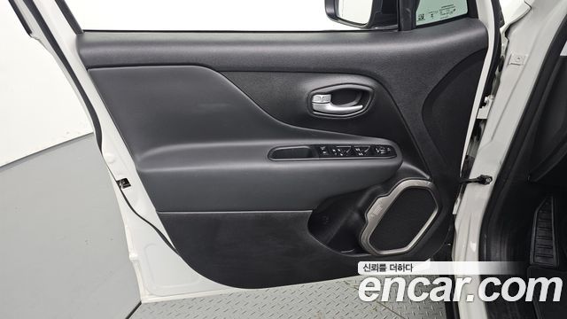 Jeep Renegade 1.3 Limited 2023 — фото 24