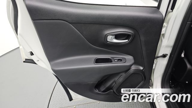 Jeep Renegade 1.3 Limited 2023 — фото 25