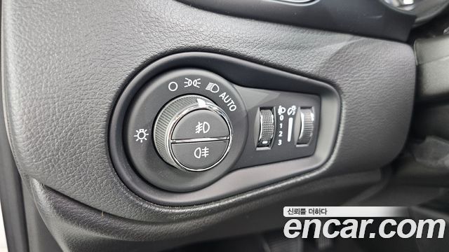 Jeep Renegade 1.3 Limited 2023 — фото 27