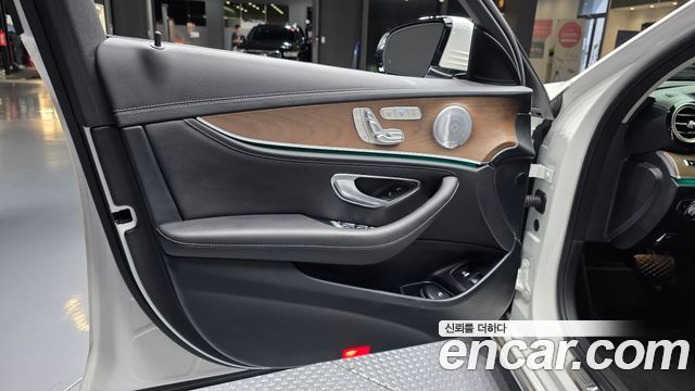 Mercedes-Benz E-Class (W213) E300e 4MATIC Exclusive 2020 — фото 30
