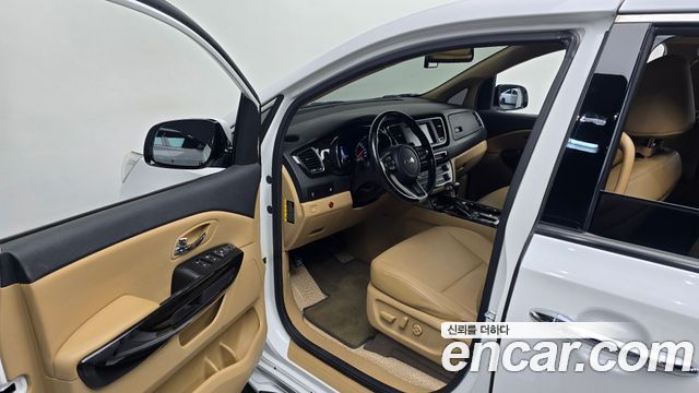 Kia Carnival 9-Seater Prstige 2019 — фото 11