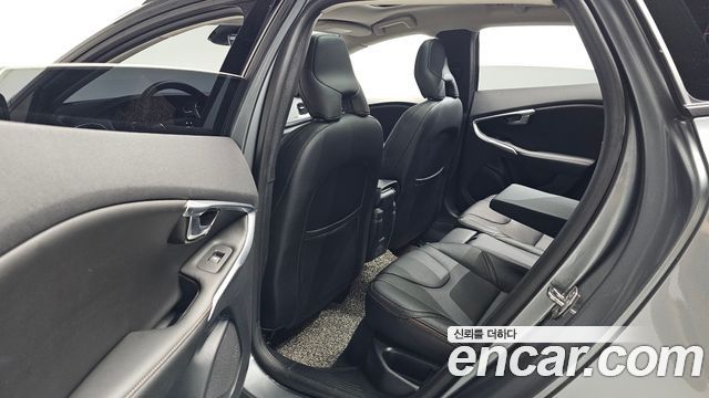 Volvo V40 Cross Country D3 2019 — фото 12