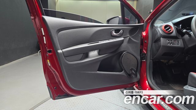 Renault Korea Clio Intens Panoramic 2019 — фото 24