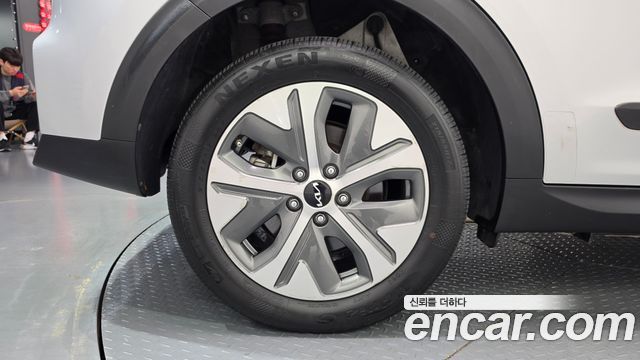 Kia Niro Plus Air 2023 — фото 5
