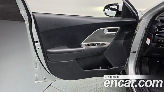 Kia Niro Plus Air 2023 — фото 24