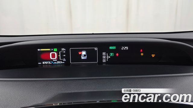 Toyota Prius (IV) 1.8 E 2018 — фото 8