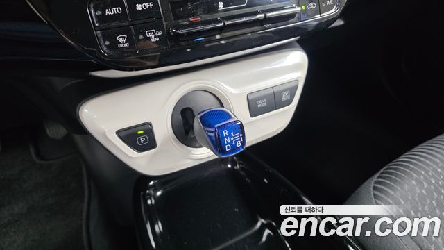 Toyota Prius (IV) 1.8 E 2018 — фото 9