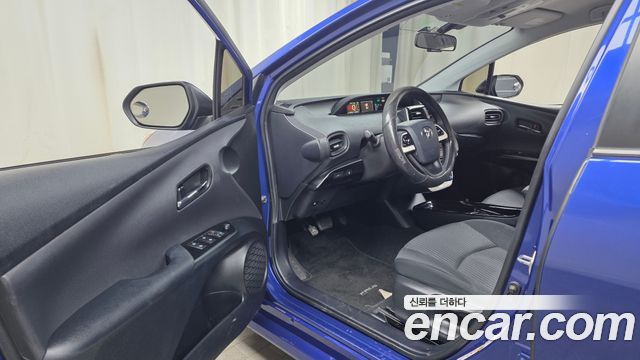 Toyota Prius (IV) 1.8 E 2018 — фото 10