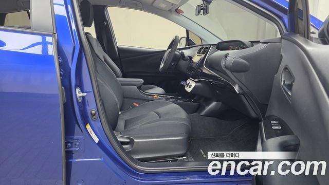 Toyota Prius (IV) 1.8 E 2018 — фото 11