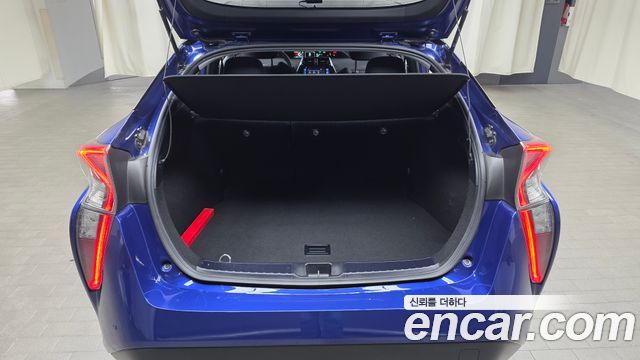 Toyota Prius (IV) 1.8 E 2018 — фото 20