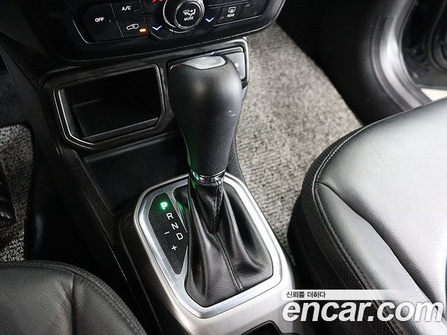 Jeep Renegade 1.3 Limited 2022 — фото 10