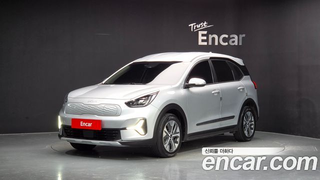Kia Niro Plus Air 2023 — фото 1