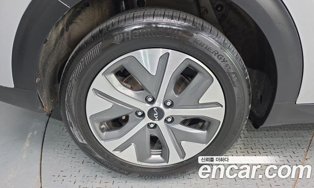 Kia Niro Plus Air 2023 — фото 5