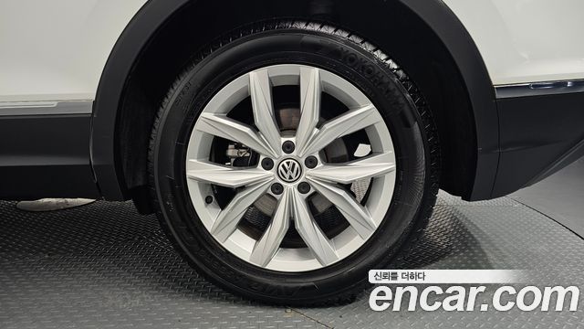 Volkswagen Tiguan (II) 2.0 TDI Premium 2020 — фото 21