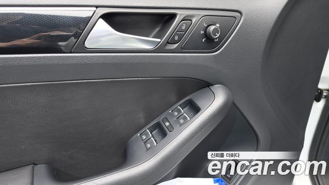 Volkswagen Jetta 2.0 TDI BlueMotion Premium 6th 2015 — фото 16