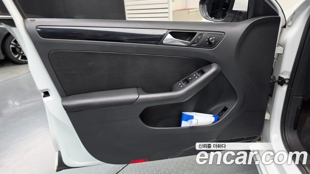 Volkswagen Jetta 2.0 TDI BlueMotion Premium 6th 2015 — фото 24