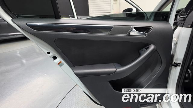 Volkswagen Jetta 2.0 TDI BlueMotion Premium 6th 2015 — фото 25
