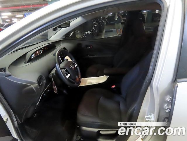 Toyota Prius (IV) 1.8 E 2016 — фото 6