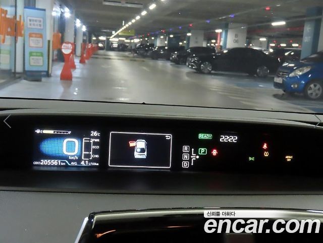 Toyota Prius (IV) 1.8 E 2016 — фото 9