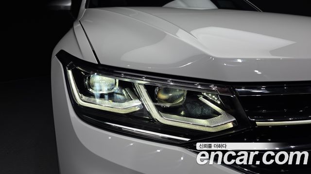 Volkswagen Tiguan Allspace 2.0 TSI Prestige 2023 — фото 28