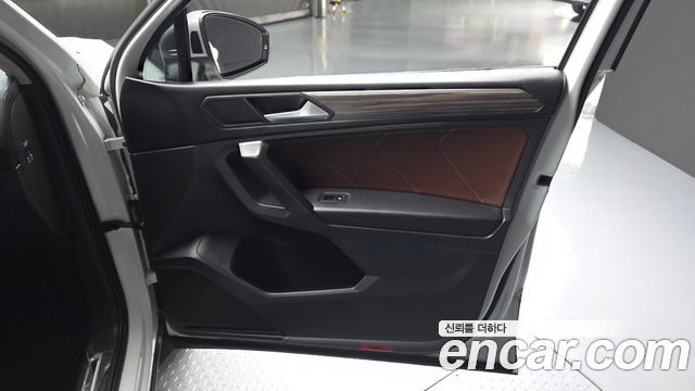 Volkswagen Tiguan Allspace 2.0 TSI Prestige 2023 — фото 30