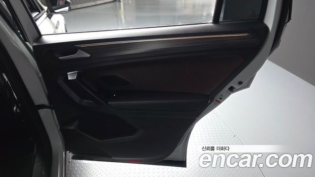Volkswagen Tiguan Allspace 2.0 TSI Prestige 2023 — фото 31