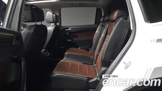 Volkswagen Tiguan Allspace 2.0 TSI Prestige 2023 — фото 32
