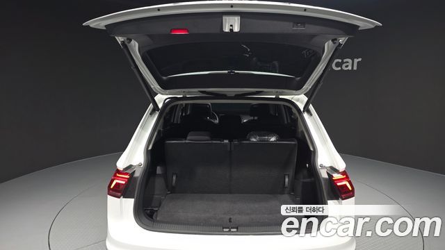 Volkswagen Tiguan Allspace 2.0 TSI Prestige 2023 — фото 41