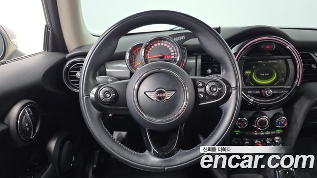 MINI Cooper D Standard 3rd 2018 — фото 12