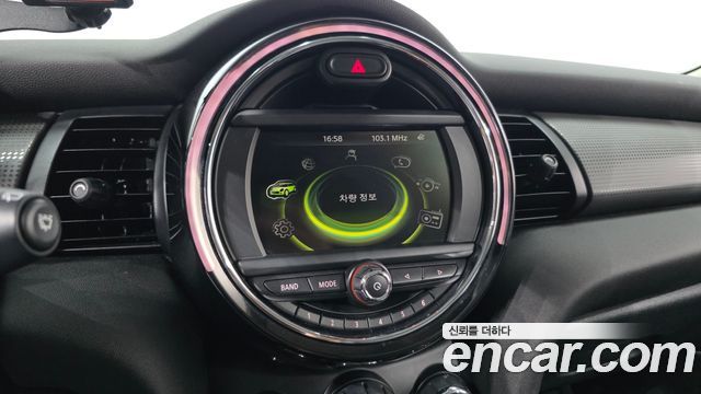 MINI Cooper D Standard 3rd 2018 — фото 14