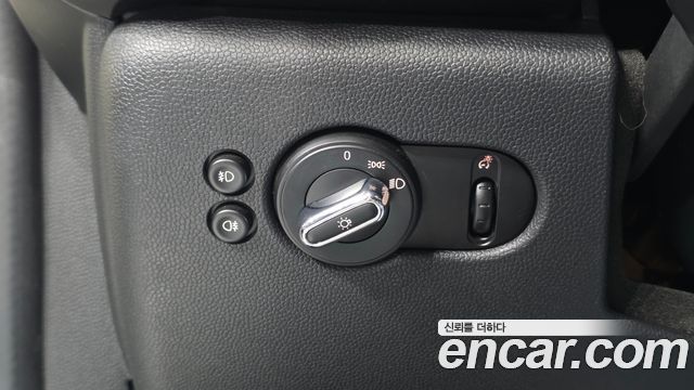 MINI Cooper D Standard 3rd 2018 — фото 19