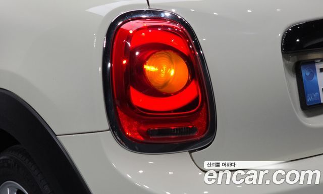 MINI Cooper D Standard 3rd 2018 — фото 23