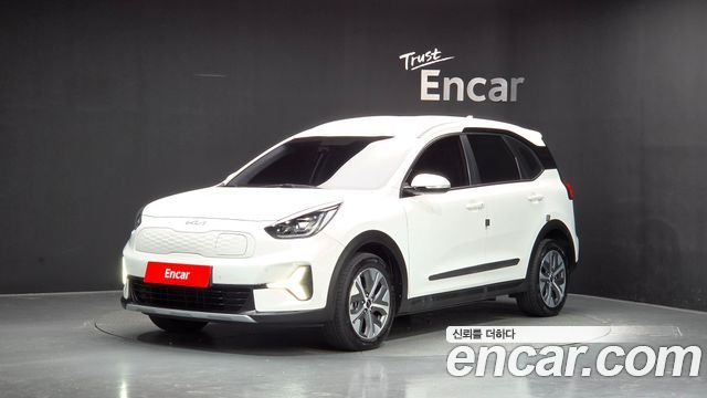 Kia Niro Plus Air 2023 — фото 1