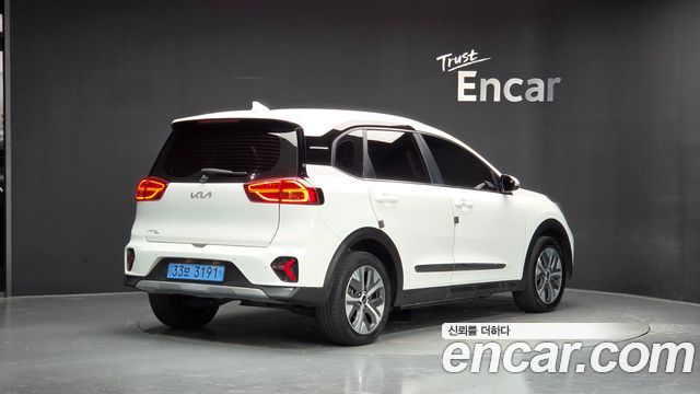 Kia Niro Plus Air 2023 — фото 2