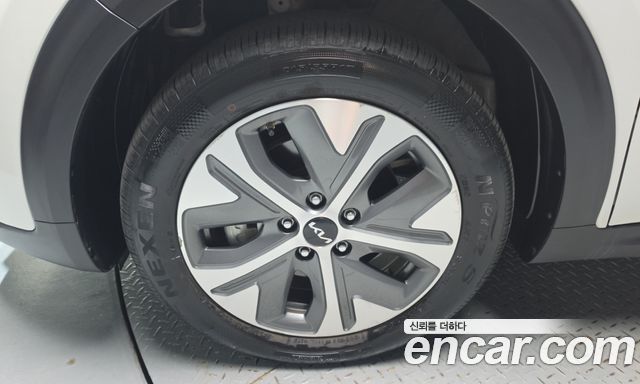 Kia Niro Plus Air 2023 — фото 5