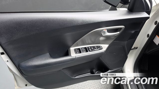 Kia Niro Plus Air 2023 — фото 24